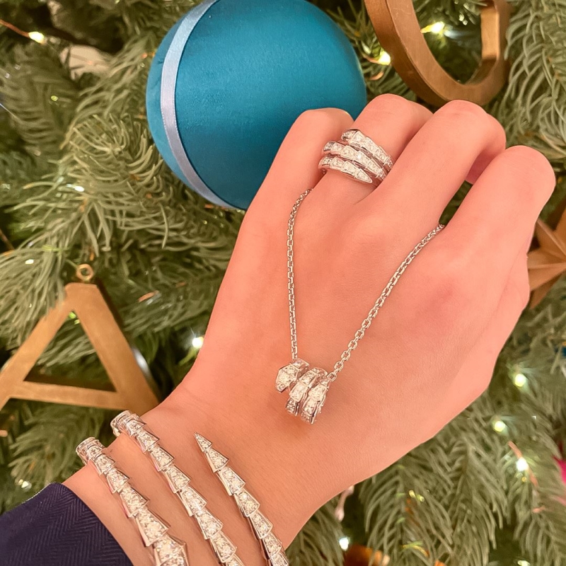 Bv1g*ai necklaces